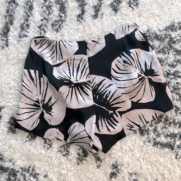 Kendall + Kylie Leaf Print Silk Shorts - Picture 2 of 4